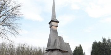 Sâmbătă, de Înălțarea Sfintei Cruci, are loc hramul mic al Mănăstirii „Sfinții Arhangheli Mihail și Gavriil” Săpânța Peri