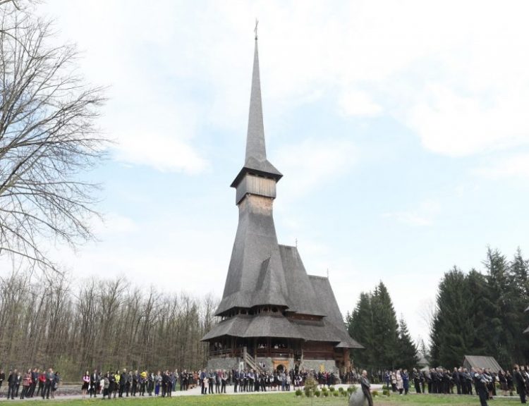 Sâmbătă, de Înălțarea Sfintei Cruci, are loc hramul mic al Mănăstirii „Sfinții Arhangheli Mihail și Gavriil” Săpânța Peri
