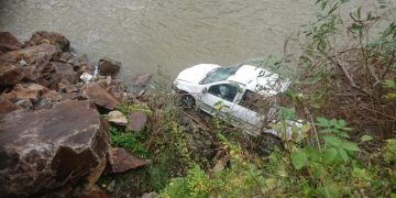 A frânat pentru a evita producerea unei coliziuni, însă a ajuns cu autoutilitara în albia unui pârâu