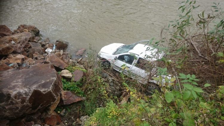 A frânat pentru a evita producerea unei coliziuni, însă a ajuns cu autoutilitara în albia unui pârâu