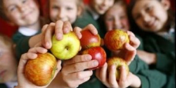 Lapte, corn, mere și biscuiți în școlile din Maramureș, începând cu 9 septembrie