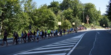Zece tineri din Maramureș au participat la pelerinajul național în cinstea fericiților martiri. Ei au parcurs pe jos distanța dintre Șimleu Silvaniei și Sighetu Marmației – FOTO