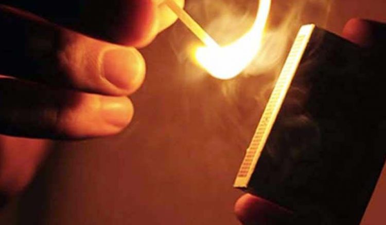 Supărată pe viață, o tânără din Șomcuta Mare a distrus și apoi a incendiat o casă