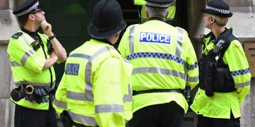 Patru români, acuzați de exploatare sexuală și violarea a trei minore din Manchester, au primit peste 25 de ani de închisoare