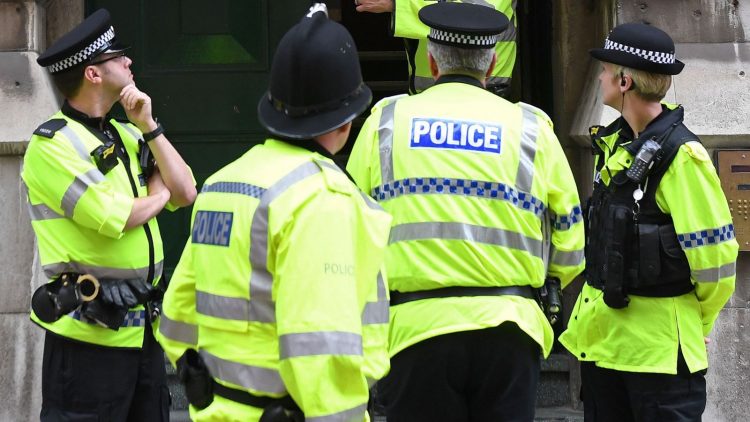 Patru români, acuzați de exploatare sexuală și violarea a trei minore din Manchester, au primit peste 25 de ani de închisoare