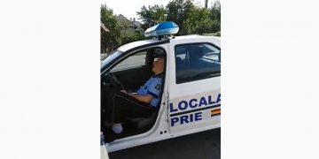Poliţist local filmat în timp ce dormea în maşina instituţiei – VIDEO
