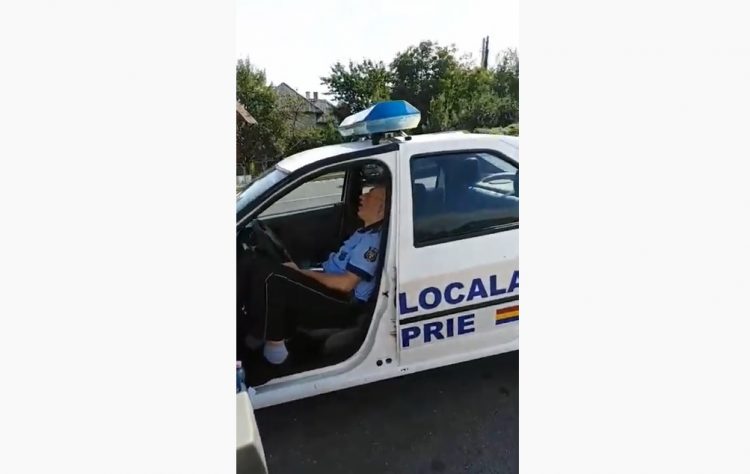 Poliţist local filmat în timp ce dormea în maşina instituţiei – VIDEO