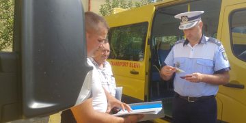 Şoferii de autobuze şcolare, instruiţi de poliţiştii rutieri maramureşeni