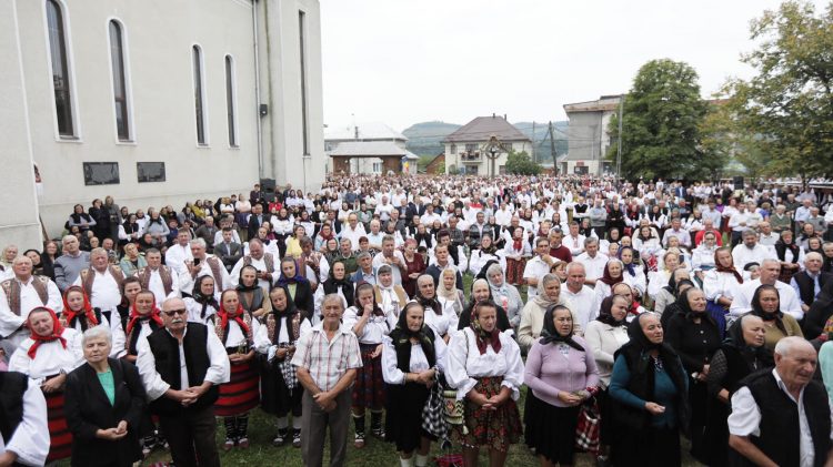 Sfântă liturghie arhierească în zi de sărbătoare la Rozavlea