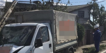 Două autovehicule implicate într-un accident grav. Un tânăr este RĂNIT