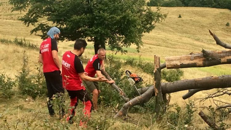 Echipajele Salvamont Maramureș curăţă traseele turistice greu accesibile