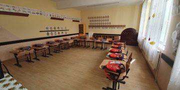 La unii se poate, la alții nu. Orașul din Maramureș unde unitățile de învățământ sunt impecabile în prima zi de școală – FOTO