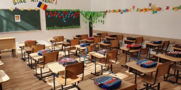 La unii se poate, la alții nu. Orașul din Maramureș unde unitățile de învățământ sunt impecabile în prima zi de școală – FOTO