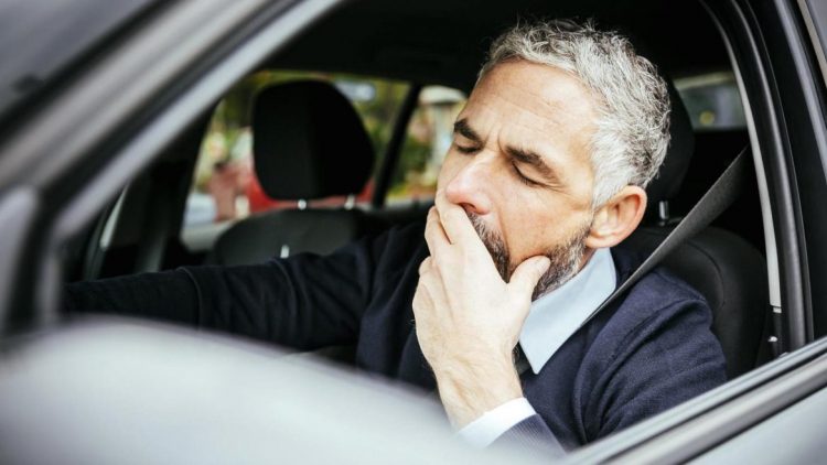 Sondaj: 64% dintre şoferi s-au urcat cel puţin o dată la volan după ce nu au dormit o noapte întreagă. Un şofer din patru a aţipit la volan
