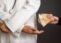 Medic cunoscut, prins când primea şpagă 500 de lei