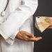Medic cunoscut, prins când primea şpagă 500 de lei