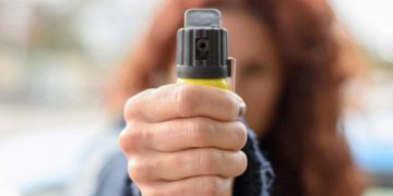 O învăţătoare din Satu Mare s-a ales cu dosar penal pentru că a atacat doi elevi cu spray lacrimogen