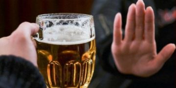 Preotul care eliberează adeverinţe ştampilate prin care localnicii se jură că renunţă la băutură