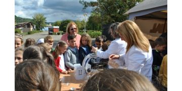 Ziua Mondială a Monitorizării Calității Apei. Peste 100 de elevi au participat în Parcul Tineretului la un exercițiu practic de determinare a PH-ului apei