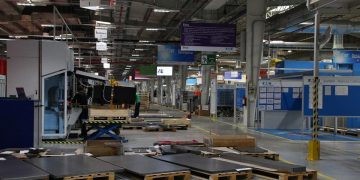 Președintele Consiliului Județean Maramureș, Gabriel Zetea, în vizită de lucru la fabrica Eaton din Bușag