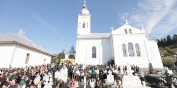 Sute de credincioşi au participat la slujba de târnosire a bisericii Parohiei nr. 1 Borşa