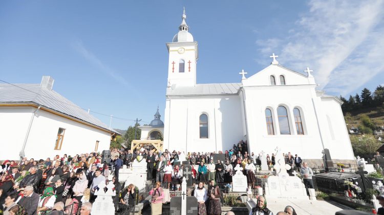 Sute de credincioşi au participat la slujba de târnosire a bisericii Parohiei nr. 1 Borşa