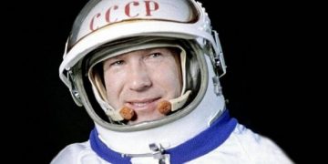 A murit cosmonautul sovietic Alexei Leonov, primul om care a ieşit în spaţiu