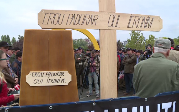 Pădurarii ies în stradă. Vor protesta în fața Camerei Deputaților