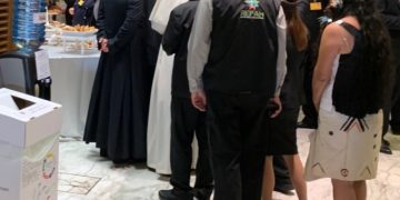Papa Francisc, fotografiat la coadă, în Vatican
