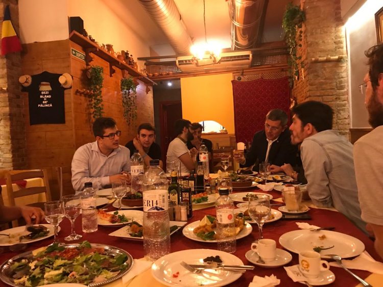 #rezist cu mese întinse pentru electoratul din Barcelona. Atâta tot!