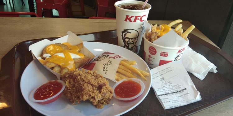 KFC România în centrul unui scandal. Ce au găsit inspectorii ANPC în sucuri