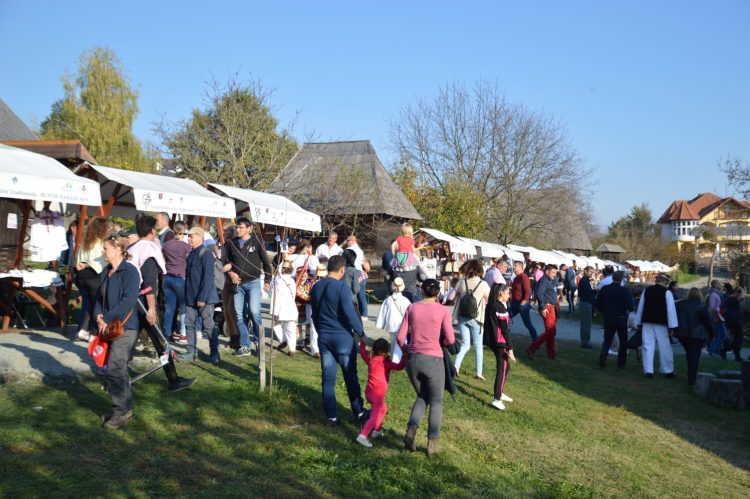 ”Târgul de Sfântul Dumitru” a adus mii de vizitatori la Muzeul Satului