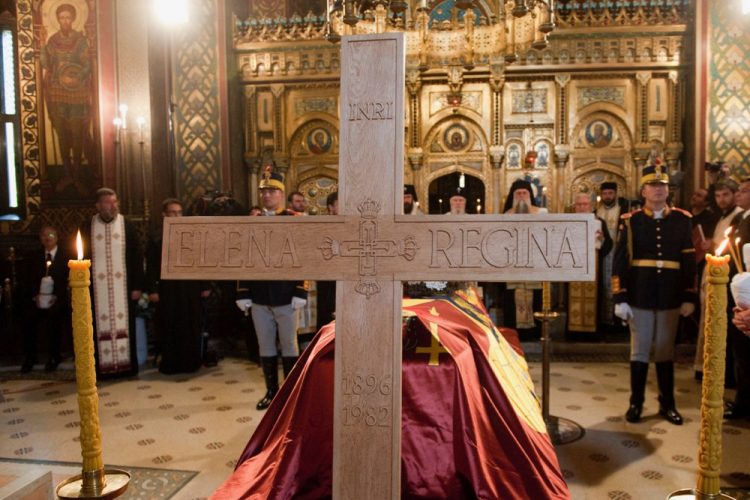 Regina Elena odihnește la Curtea de Argeș