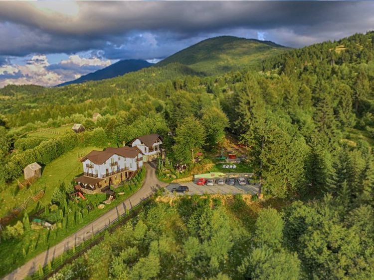 Pensiune din Maramureş, renumită pentru peisaj şi pentru ciubărul încălzit