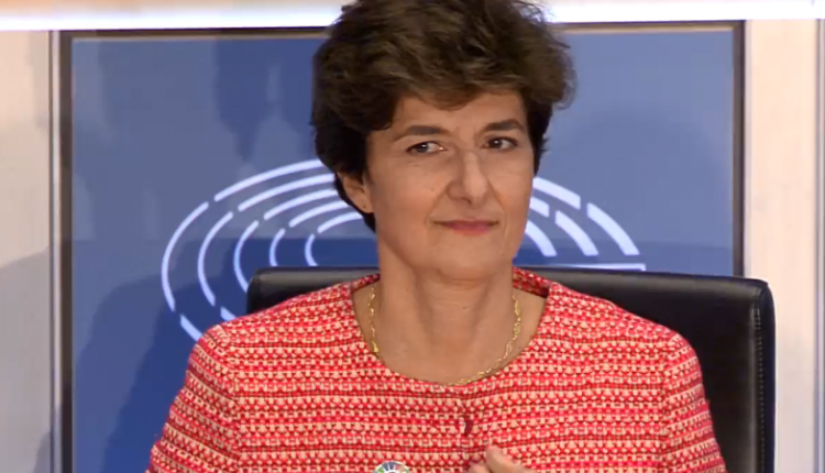 Americanii plătesc 10.000 de euro pentru agenda de telefon a unui europarlamentar