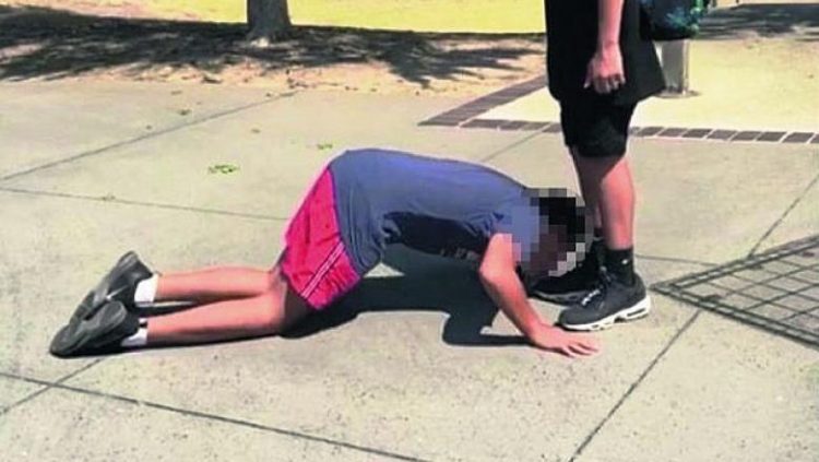 Imagini care au stârnit revoltă: un elev evreu este obligat să sărute pantofii unui coleg musulman