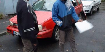 Opriți de Poliția Locală înainte să provoace o tragedie. Doi băimăreni, morți de beți, la volanul unei mașini cu numere false – FOTO