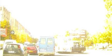 Un Porsche condus de o şoferiţă beată intră pe roşu şi loveşte în plin un troleibuz. Doi morţi – video