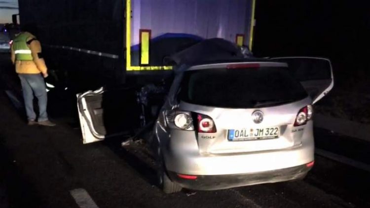 Accident dezastruos, după ce o maşină a intrat în plin sub un TIR. Şoferul de 20 de ani a murit pe loc – foto