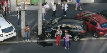 Un autoturism s-a izbit puternic de un stâlp pe Bd. Republicii din Baia Mare – FOTO