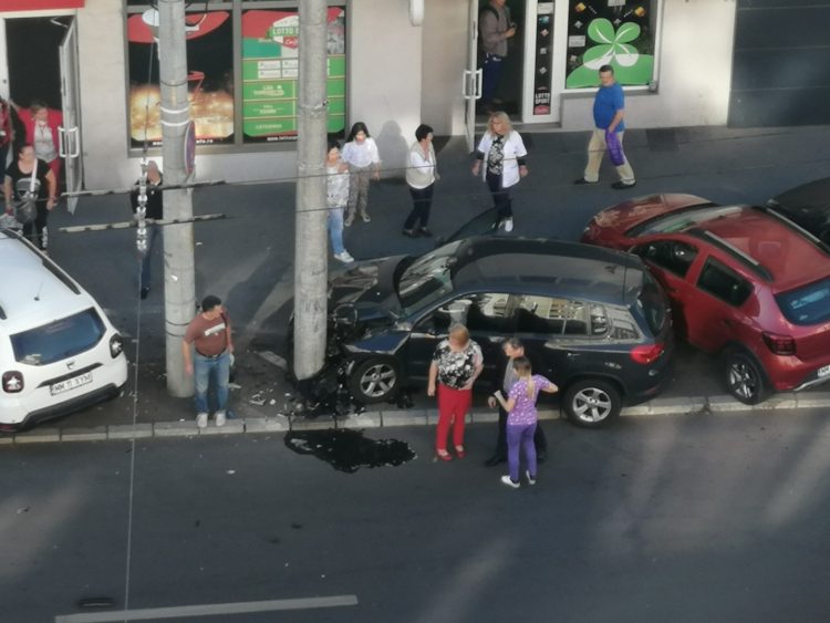 Un autoturism s-a izbit puternic de un stâlp pe Bd. Republicii din Baia Mare – FOTO