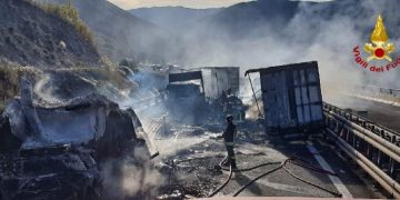 Grav accident de circulaţie în Italia. Şofer român de TIR salvat din cabina în flăcări – foto