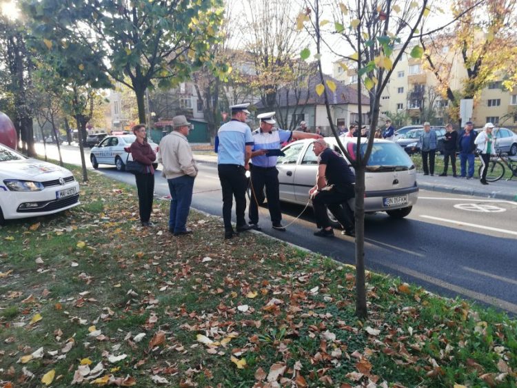 Tineri nevinovaţi spulberaţi pe o trecere de pietoni – video