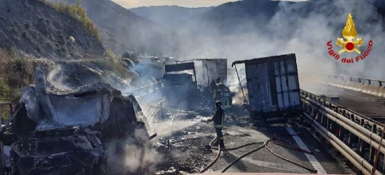 Grav accident de circulaţie în Italia. Şofer român de TIR salvat din cabina în flăcări – foto