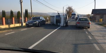 O maşină s-a răsturnat la intrarea în Şomcuta Mare – foto