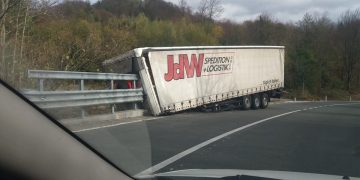 Accident în pasul Gutâi. Un TIR a ieşit de pe carosabil