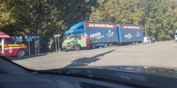 Accident rutier în zona localităţii Finteuşu Mare. Două persoane rănite, în urma coliziunii dintre o autoutilitară şi un TIR – foto