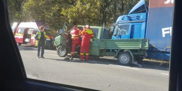 Accident rutier în zona localităţii Finteuşu Mare. Două persoane rănite, în urma coliziunii dintre o autoutilitară şi un TIR – foto