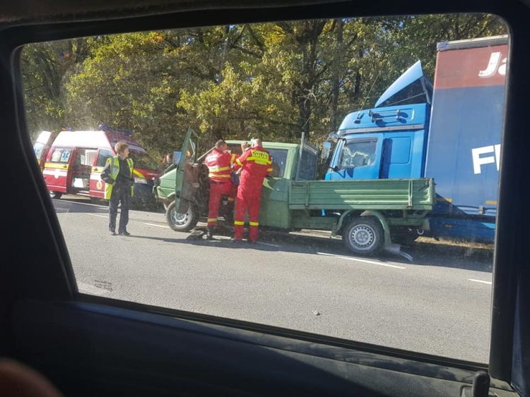 Accident rutier în zona localităţii Finteuşu Mare. Două persoane rănite, în urma coliziunii dintre o autoutilitară şi un TIR – foto
