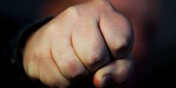 Urmăriţi în trafic, agresaţi şi ameninţaţi cu moartea de un tânăr de 19 ani, pe strada Luminişului